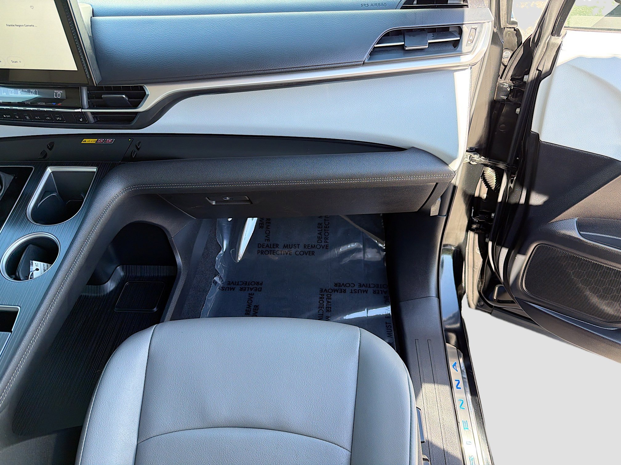 Used 2025 Toyota Sienna XLE w/ XLE Plus Package FWD image 17