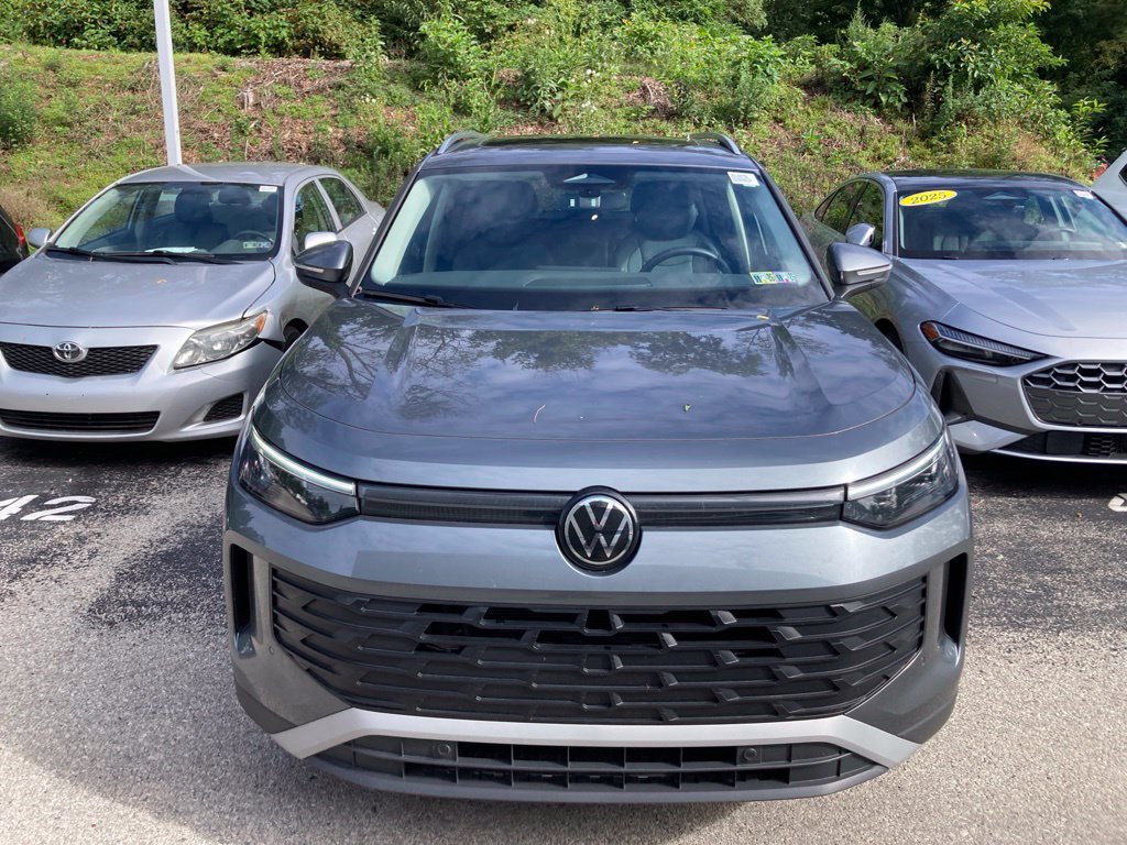 Used 2026 Volkswagen Tiguan SE AWD/4WD image 2