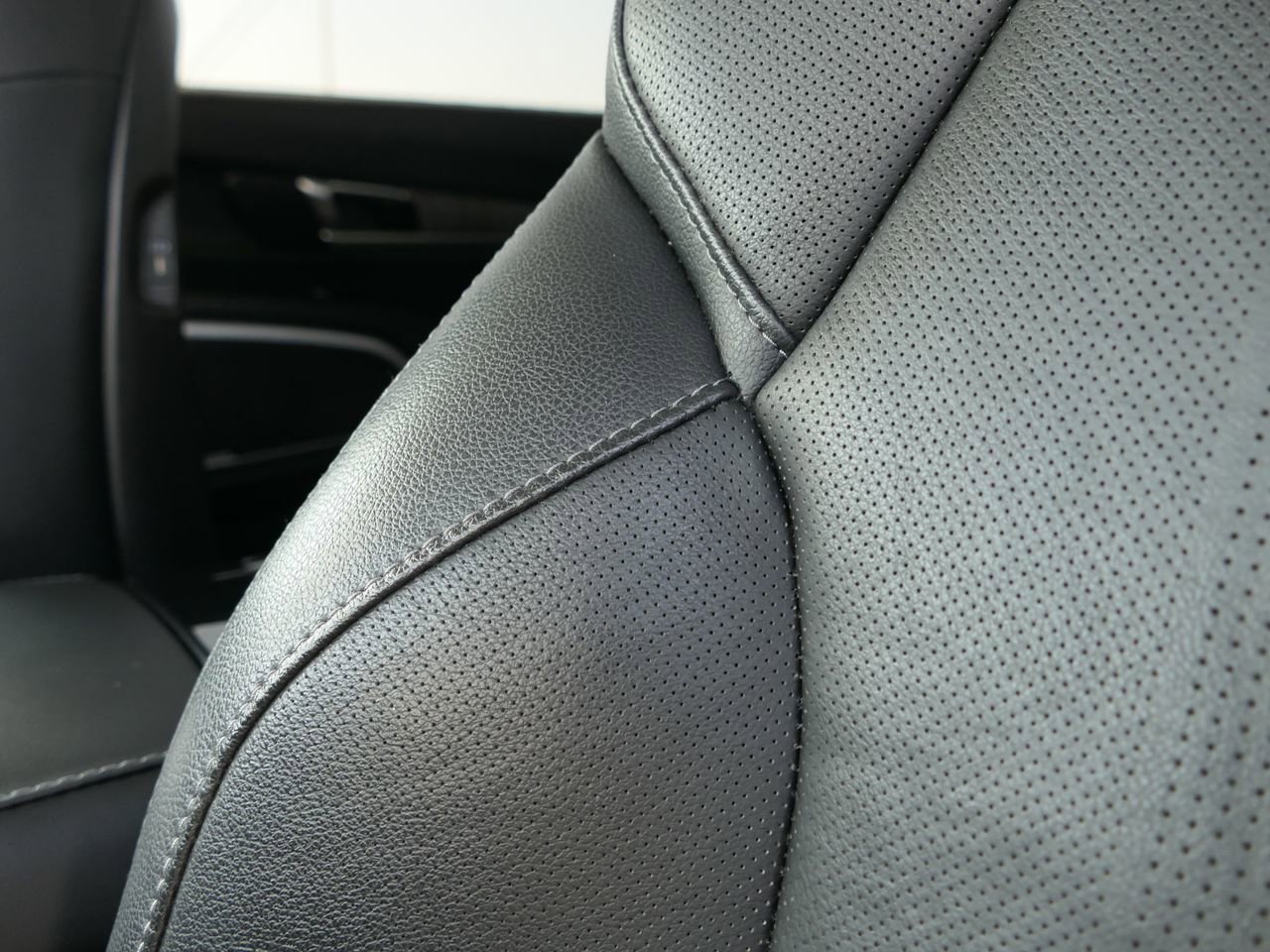 Used 2024 Kia Telluride EX w/ EX Captain's Chair Package FWD image 13