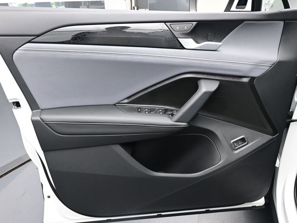 Used 2025 Volkswagen Tiguan SE image 21