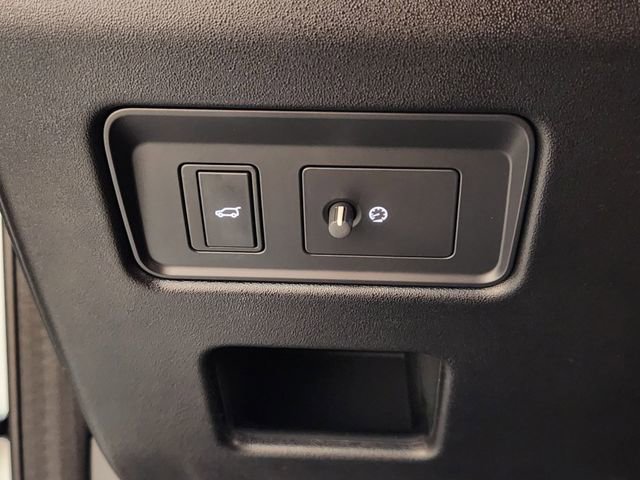 Used 2025 Land Rover Discovery Dynamic SE image 19