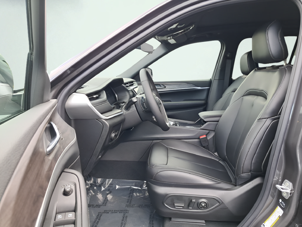New 2025 Jeep Grand Cherokee Limited w/ Black Appearance Package AWD/4WD image 10