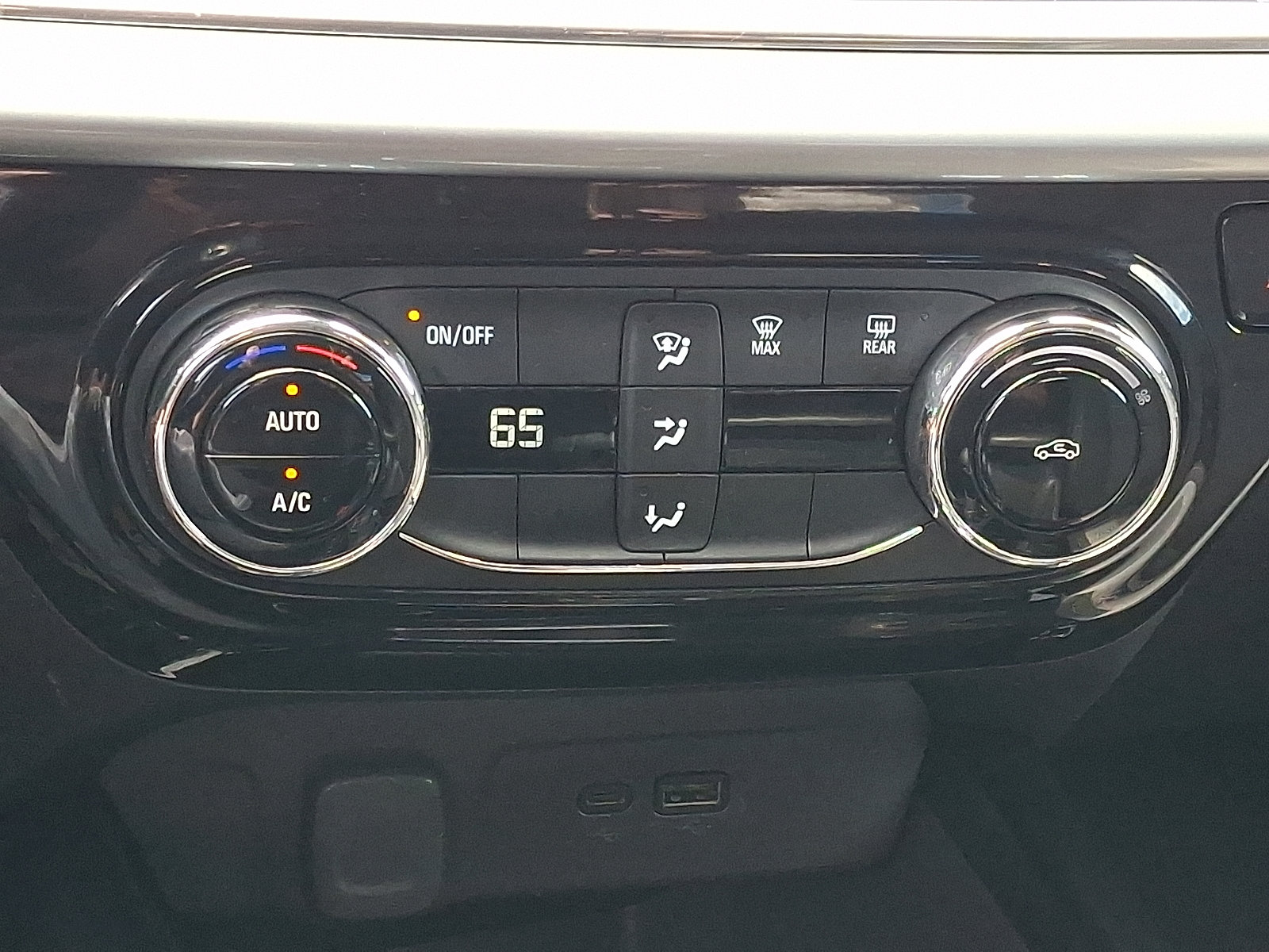 Used 2025 Chevrolet Trax LT FWD image 17
