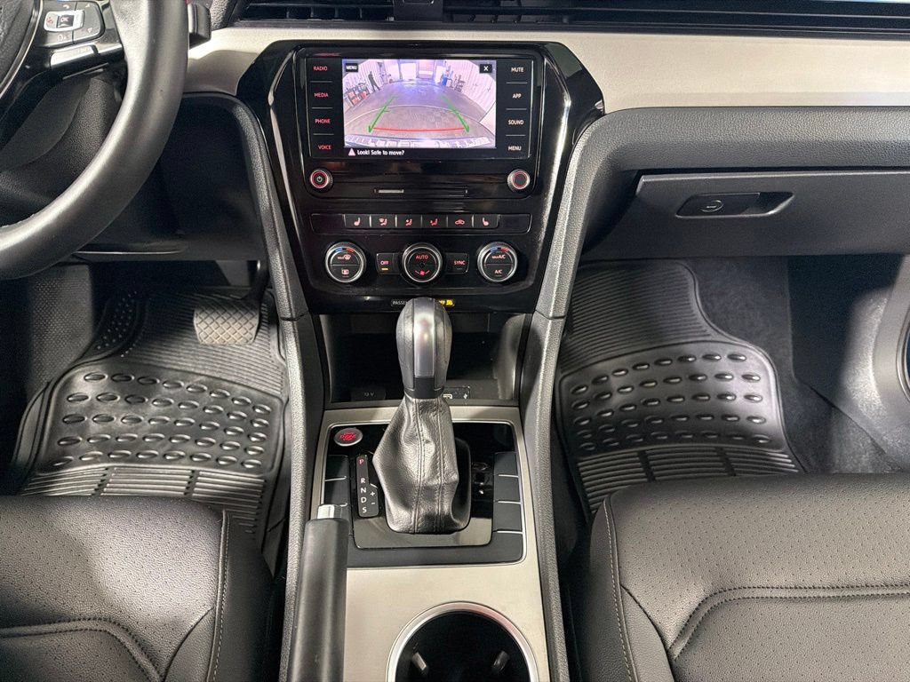 Certified 2022 Volkswagen Passat 2.0T SE FWD image 17