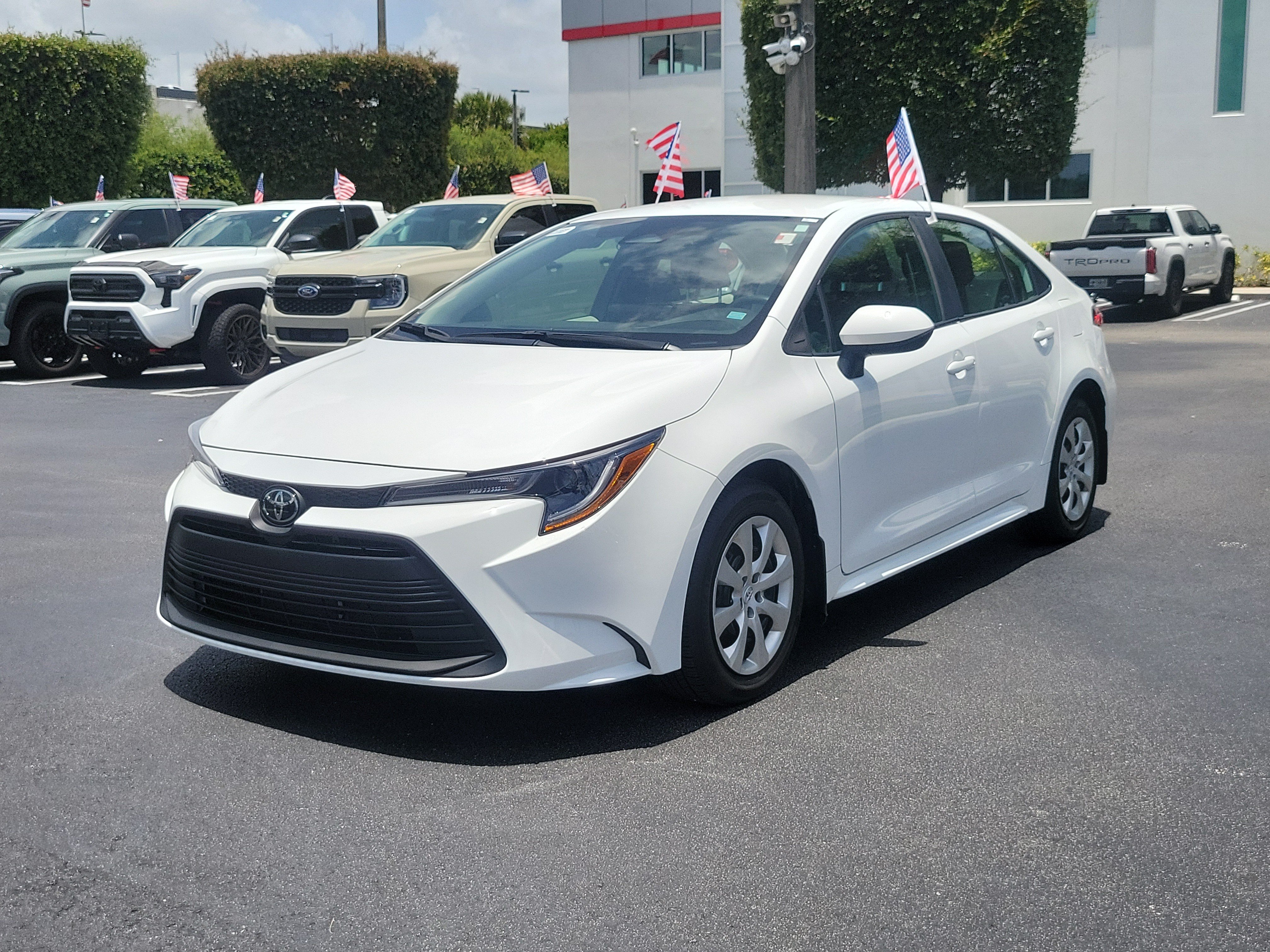 Used 2025 Toyota Corolla LE FWD image 5