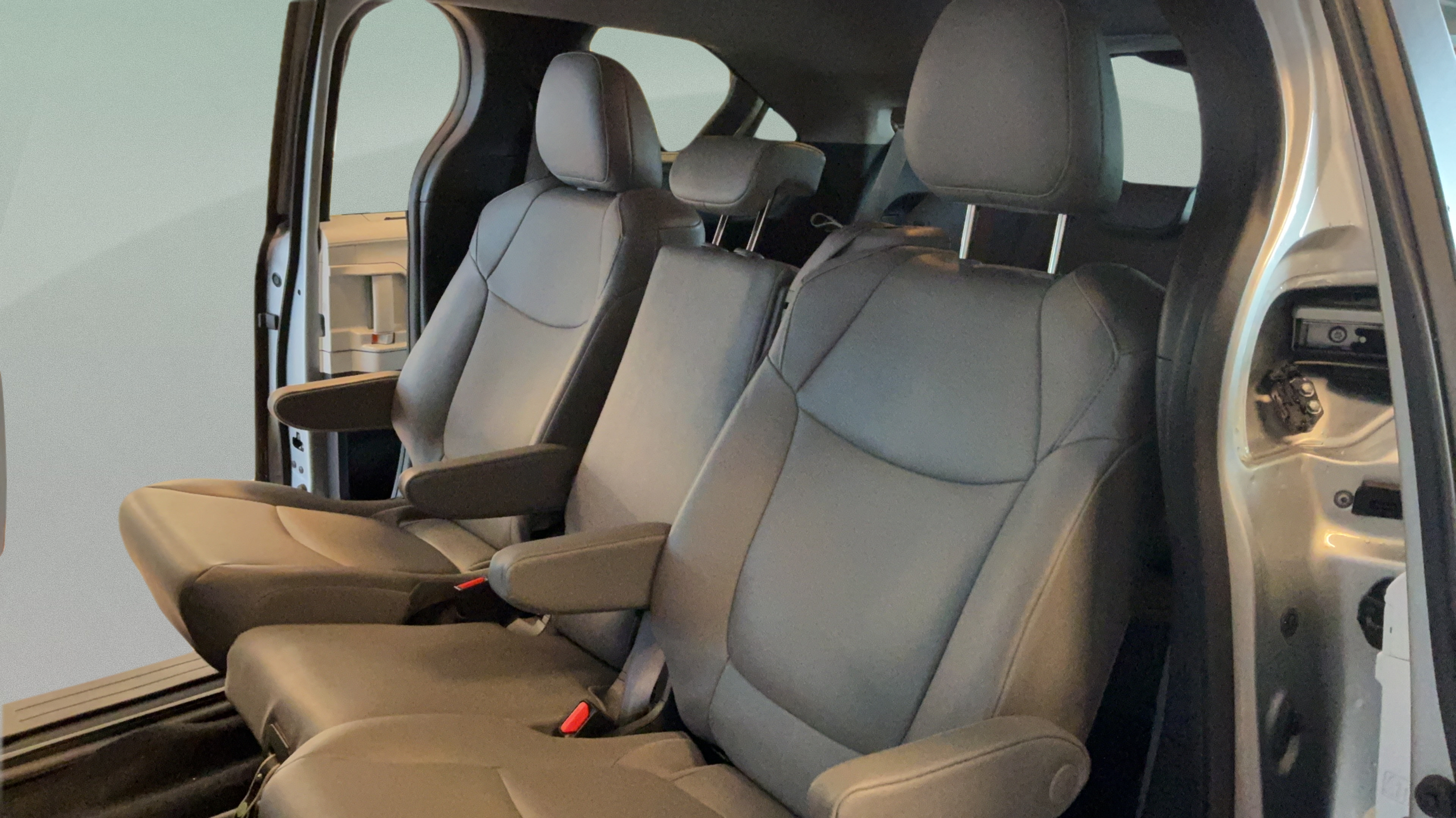 Certified 2025 Toyota Sienna XLE FWD image 27