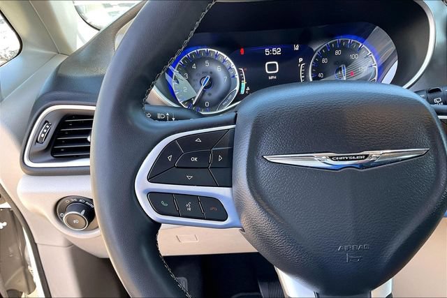 Used 2023 Chrysler Pacifica Touring-L FWD image 18