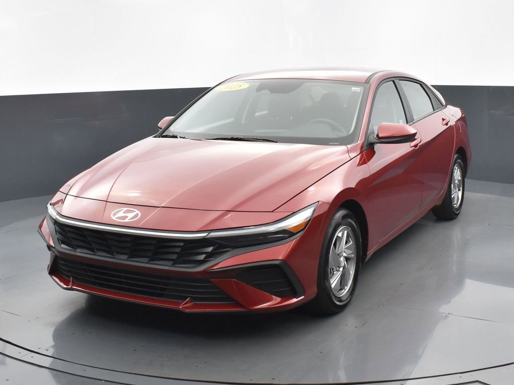 Used 2025 Hyundai Elantra SE image 9