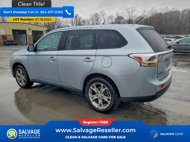 Used 2014 Mitsubishi Outlander SE image 3