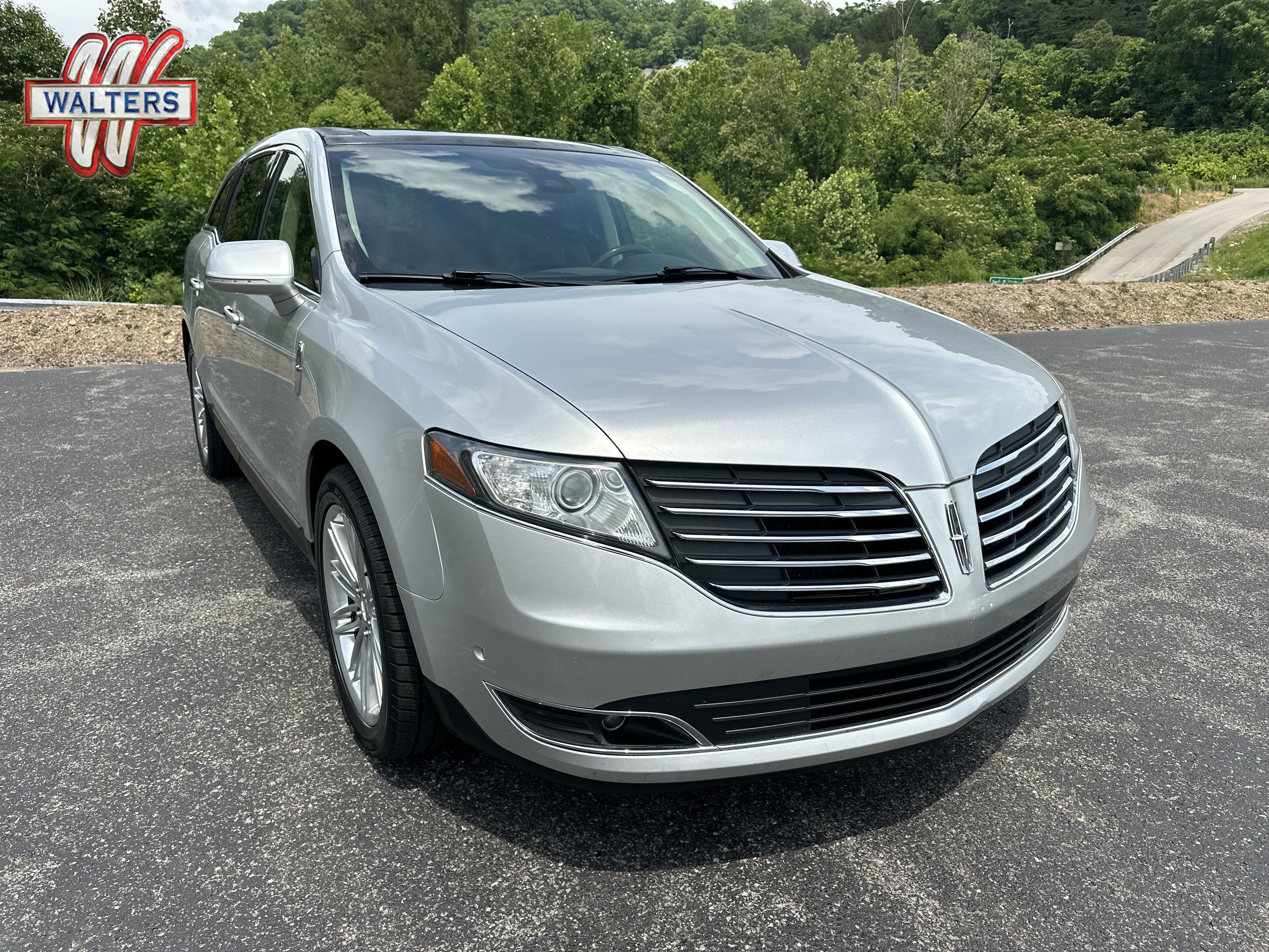 Used 2019 Lincoln MKT AWD image 1