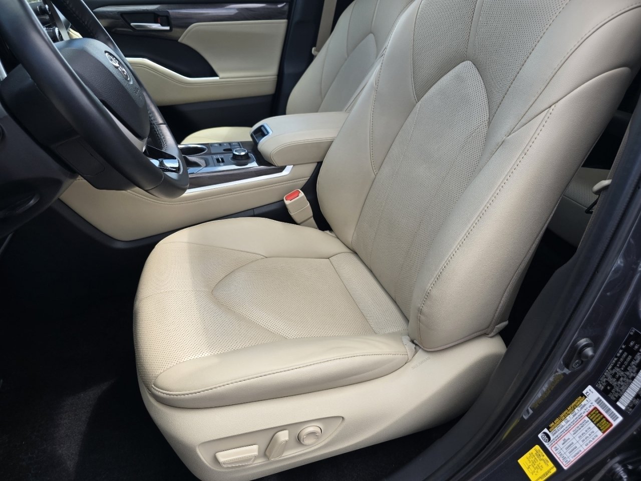 Certified 2024 Toyota Highlander Limited AWD/4WD image 25