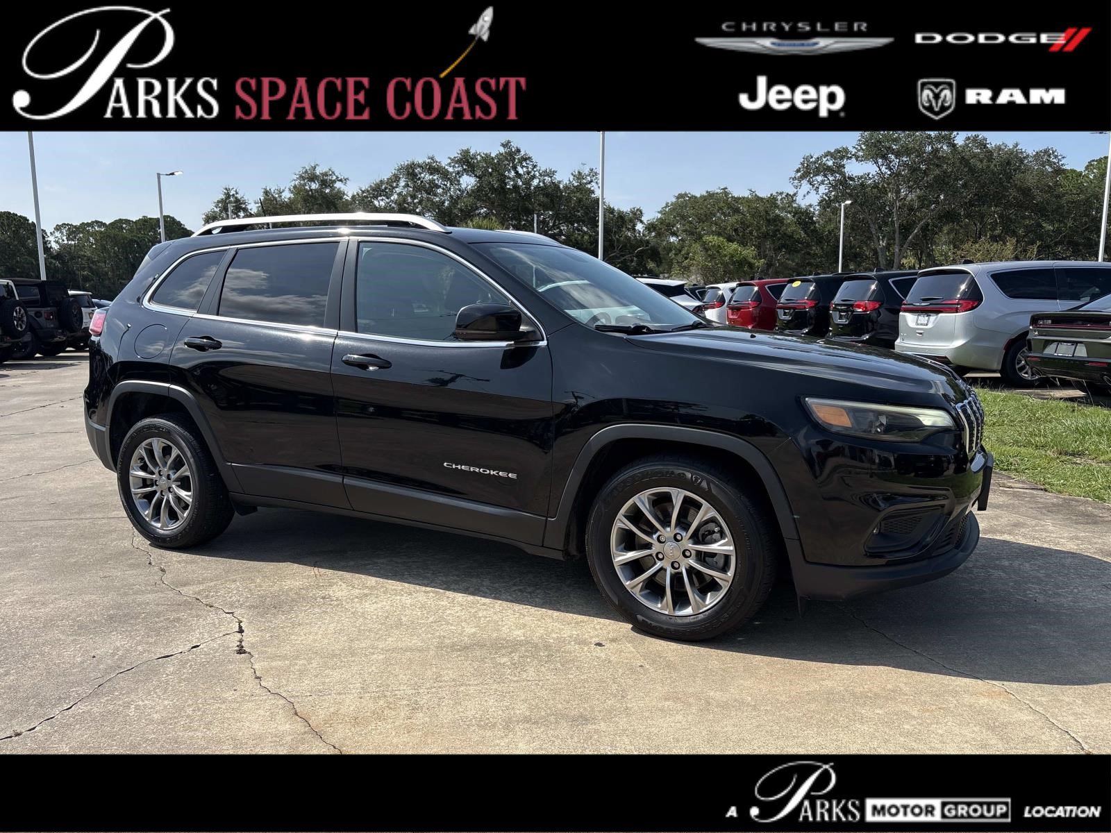 Used 2019 Jeep Cherokee Latitude Plus w/ Comfort/Convenience Group FWD image 1