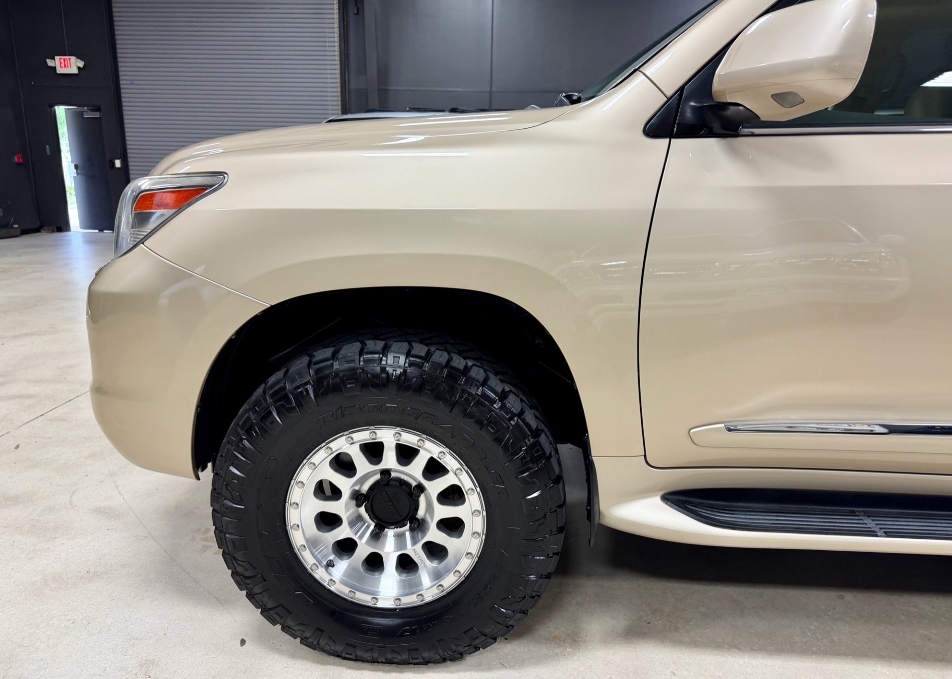 Used 2011 Lexus LX 570 4WD w/ Luxury Pkg w/Pre-crash image 16