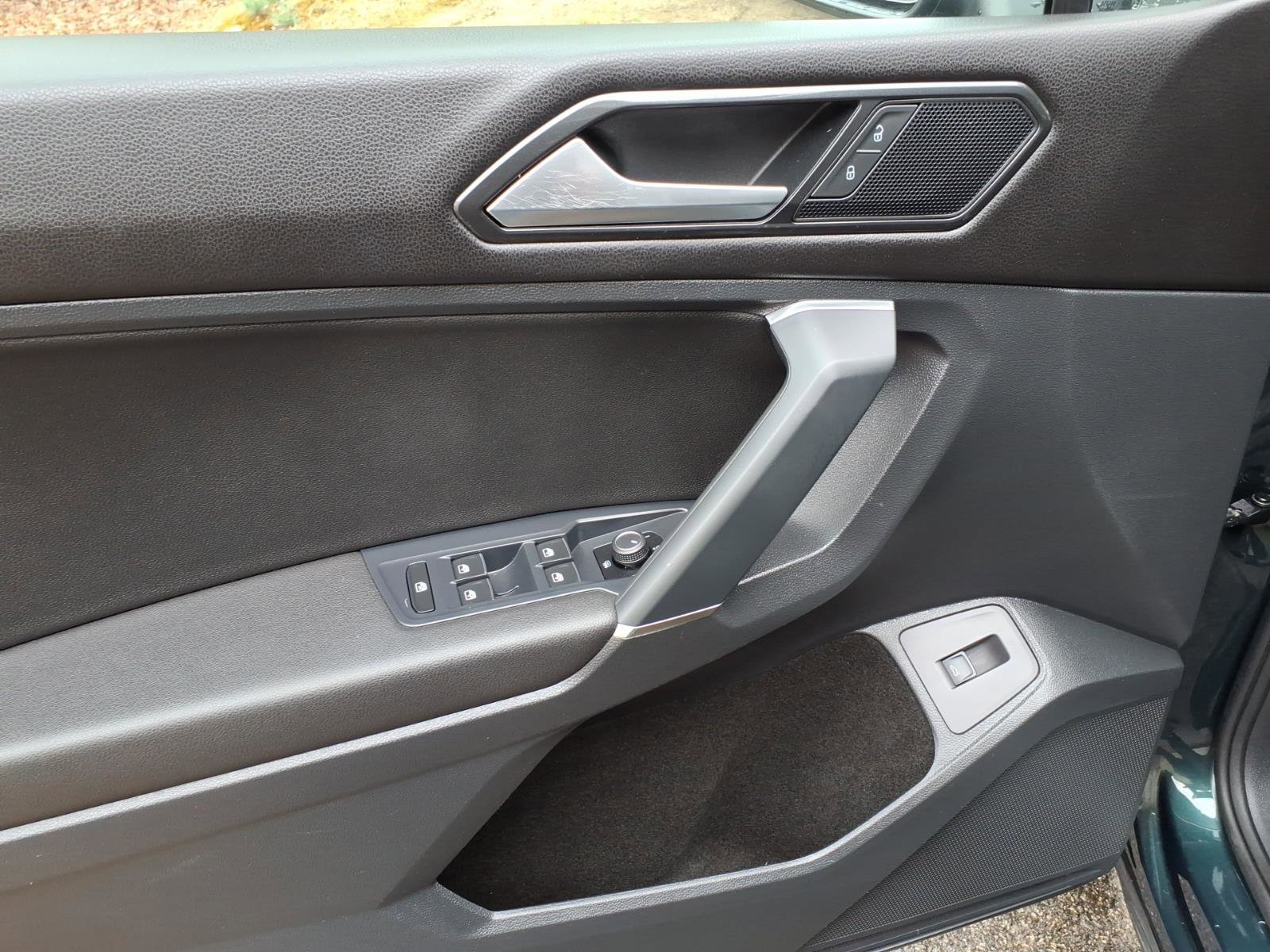 Used 2018 Volkswagen Tiguan SEL image 6