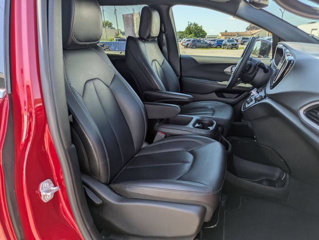 Used 2025 Chrysler Pacifica Select FWD image 24