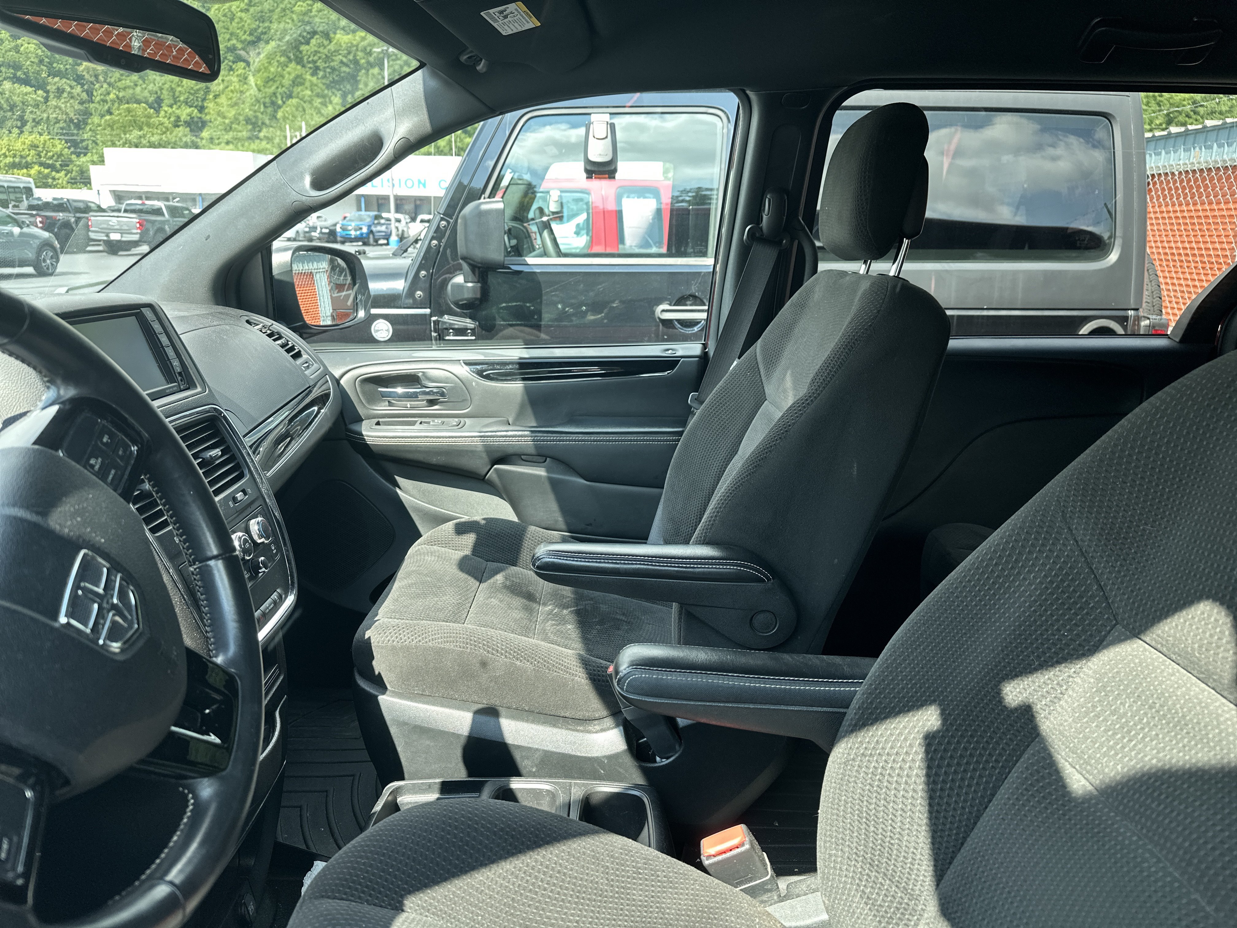 Used 2017 Dodge Grand Caravan SE FWD image 8