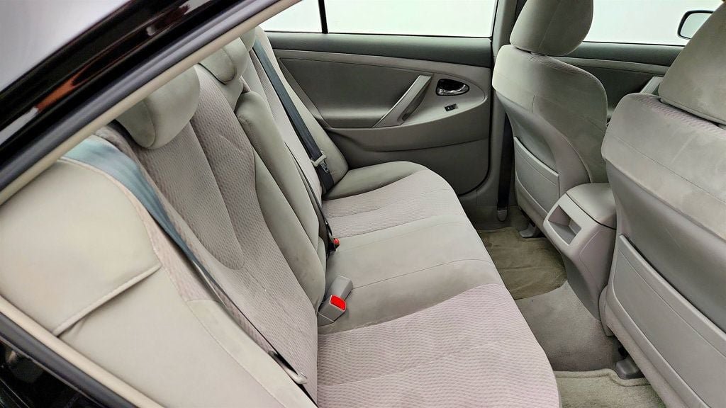Used 2010 Toyota Camry LE FWD image 21