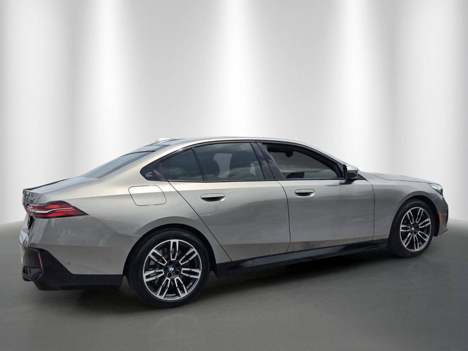 Used 2026 BMW 530i w/ M Sport Package RWD image 7