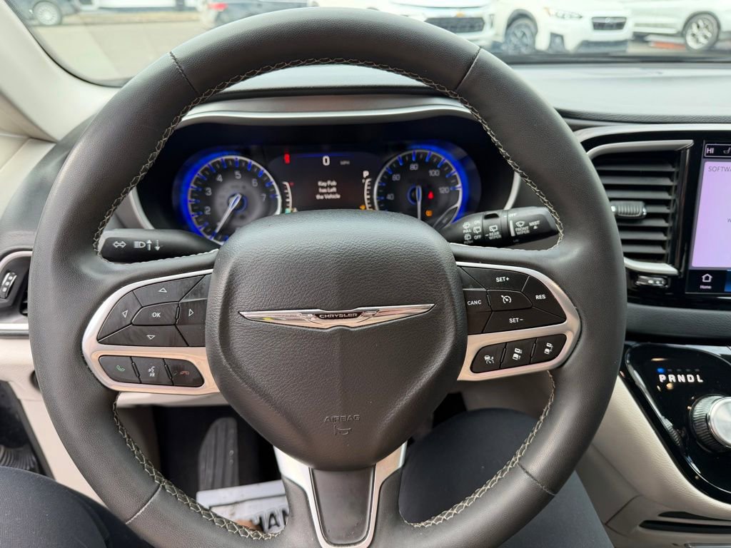 Used 2023 Chrysler Pacifica Touring-L image 16