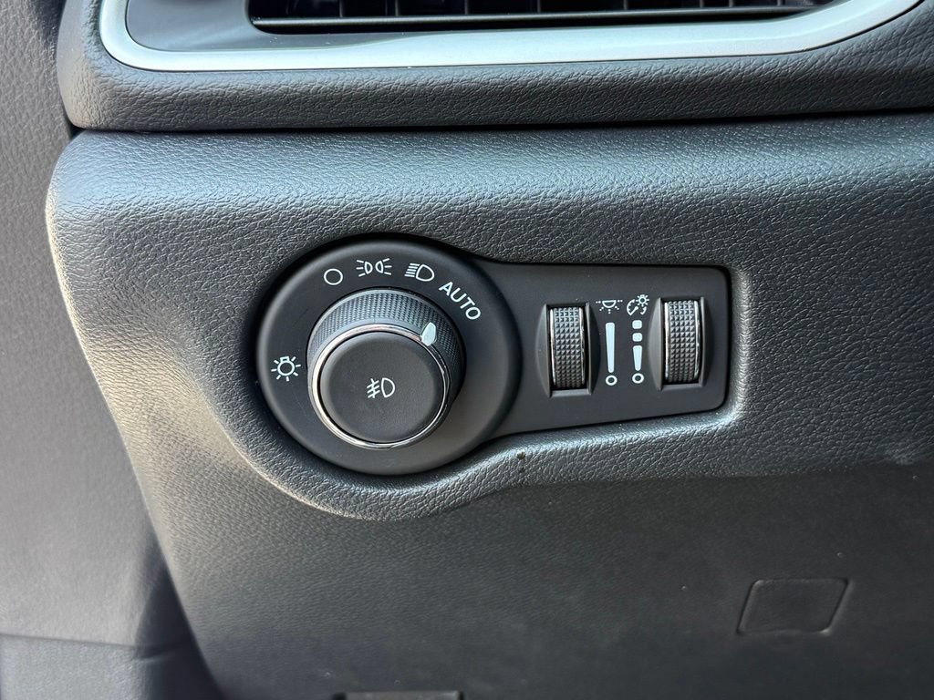 Used 2026 Chrysler Pacifica Select FWD image 23
