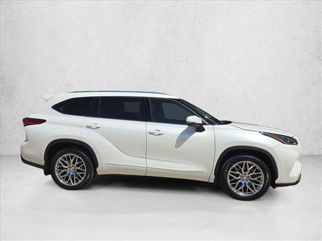 Used 2021 Toyota Highlander Limited AWD/4WD image 4