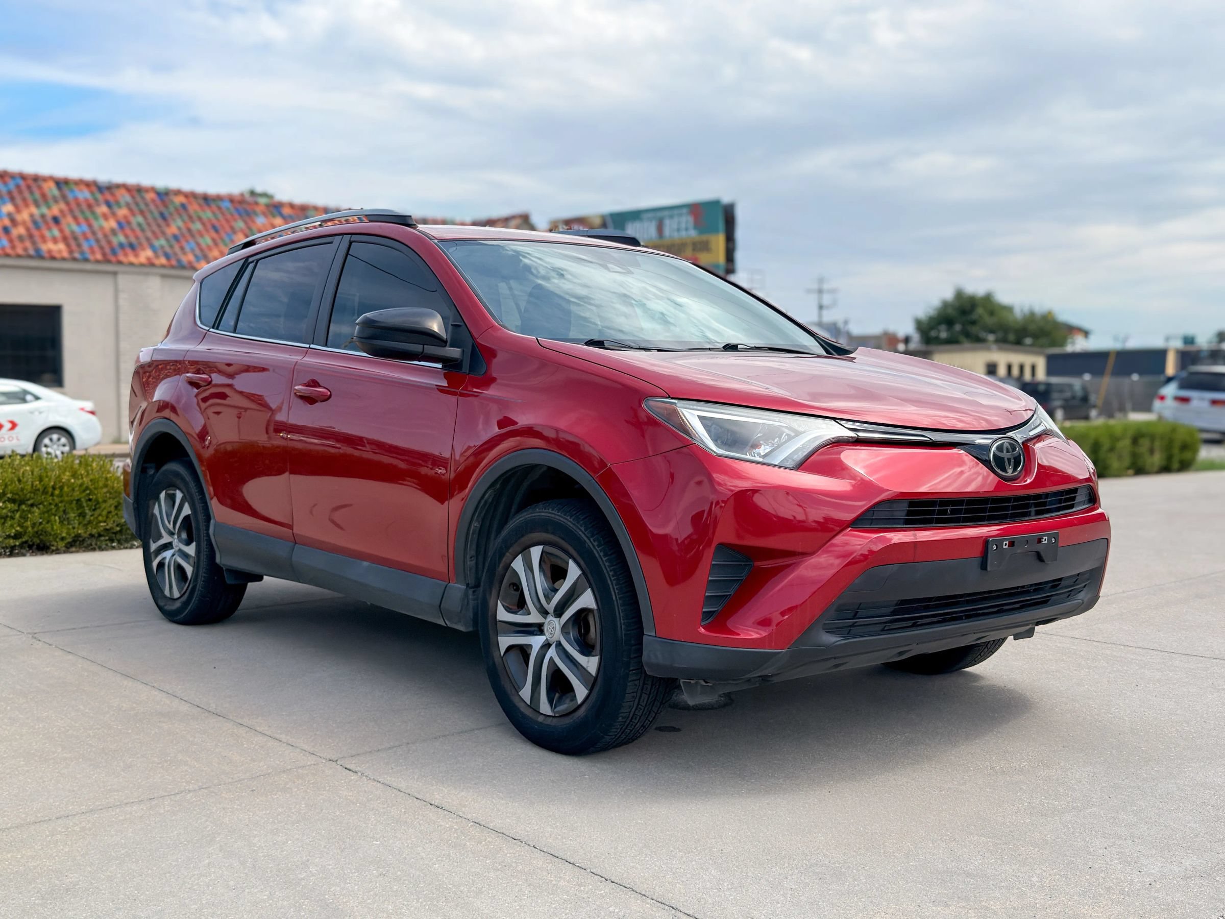 Used 2017 Toyota RAV4 LE FWD video 1