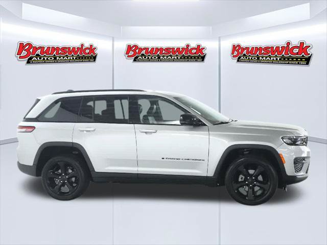 Certified 2024 Jeep Grand Cherokee Altitude AWD/4WD image 11