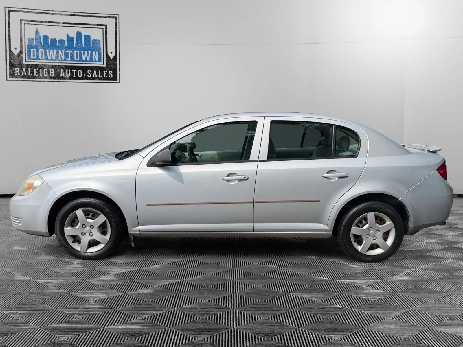 Used 2005 Chevrolet Cobalt Sedan FWD image 2
