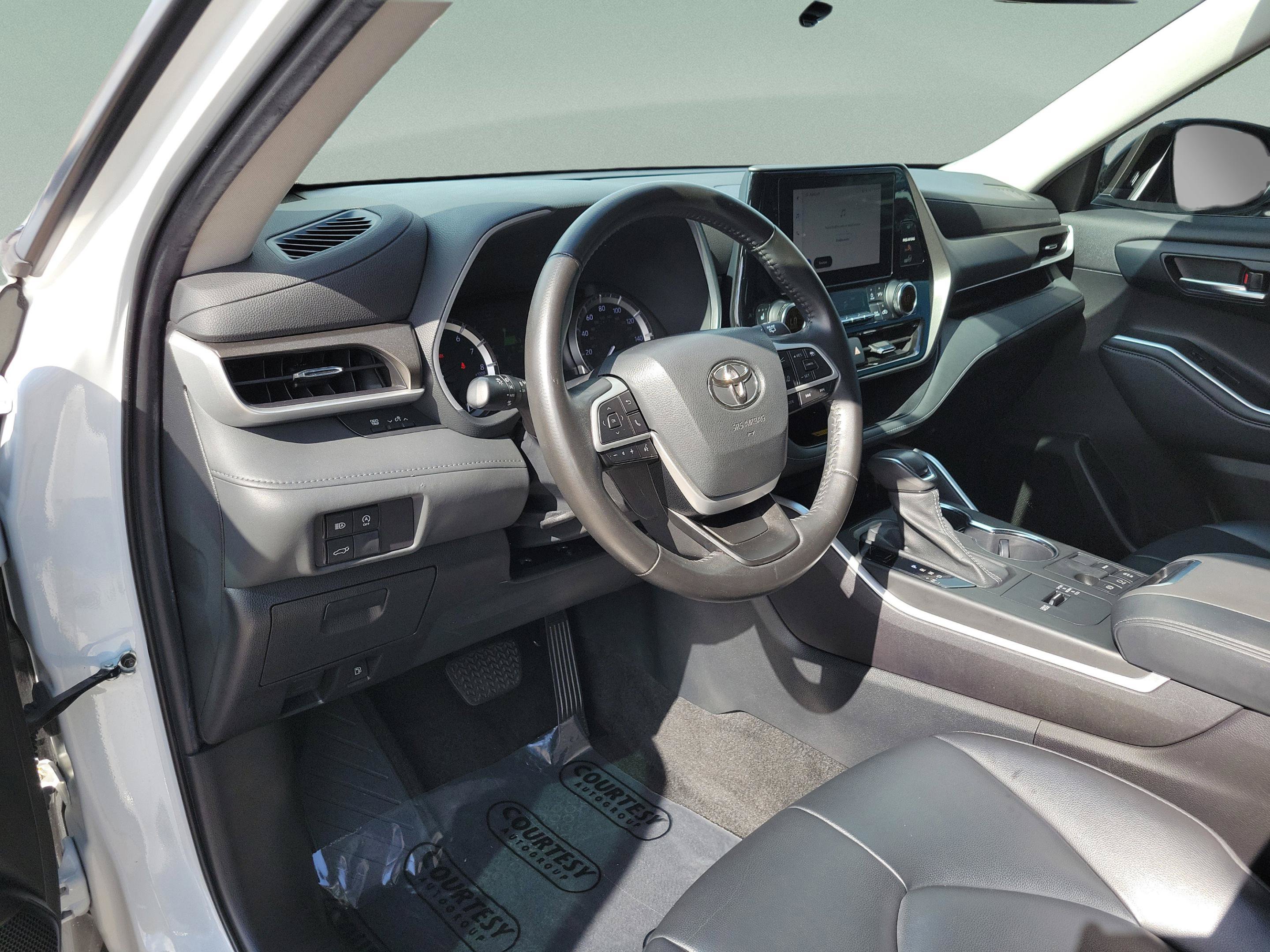 Used 2023 Toyota Highlander XLE FWD image 13