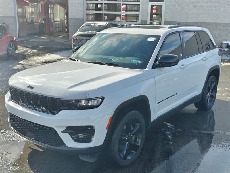 Used 2023 Jeep Grand Cherokee Altitude image 10