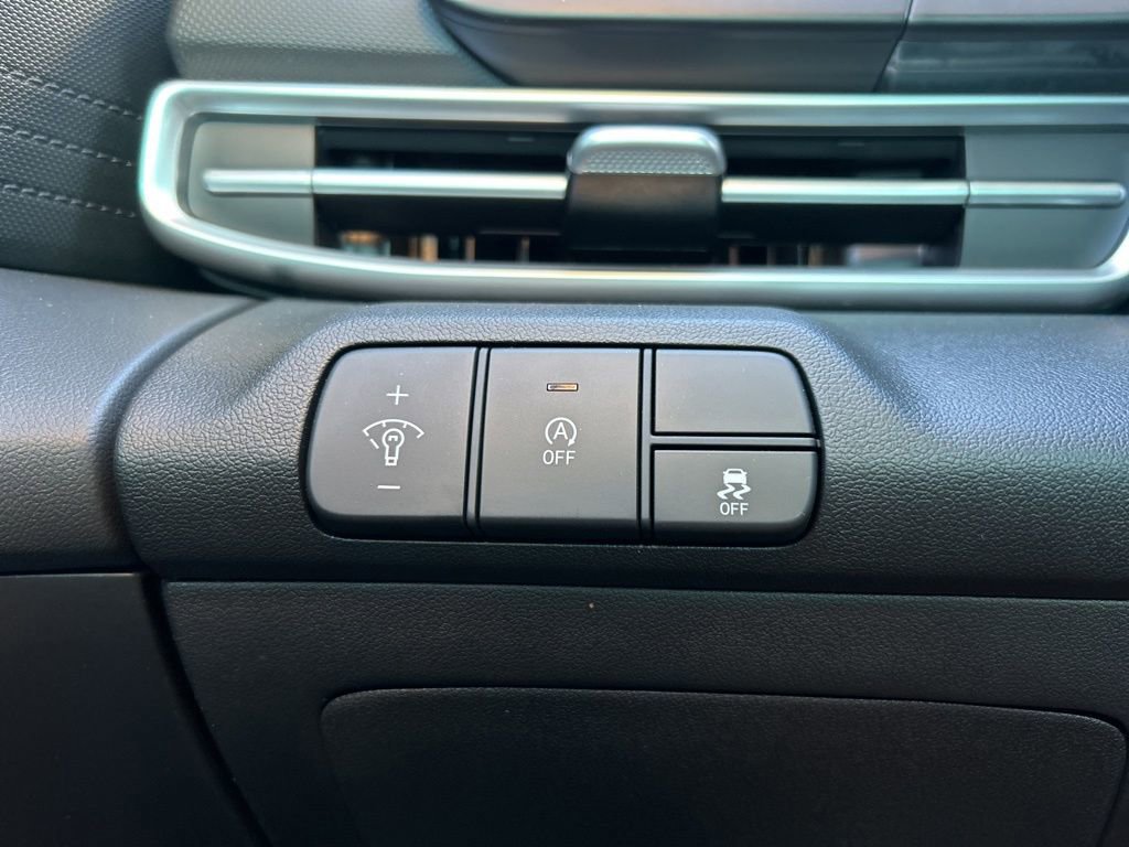 Used 2025 Hyundai Elantra SE image 29