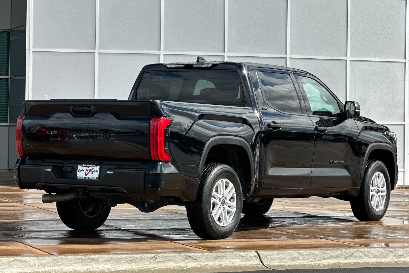 Used 2023 Toyota Tundra SR5 w/ SR5 Convenience Package AWD/4WD image 4