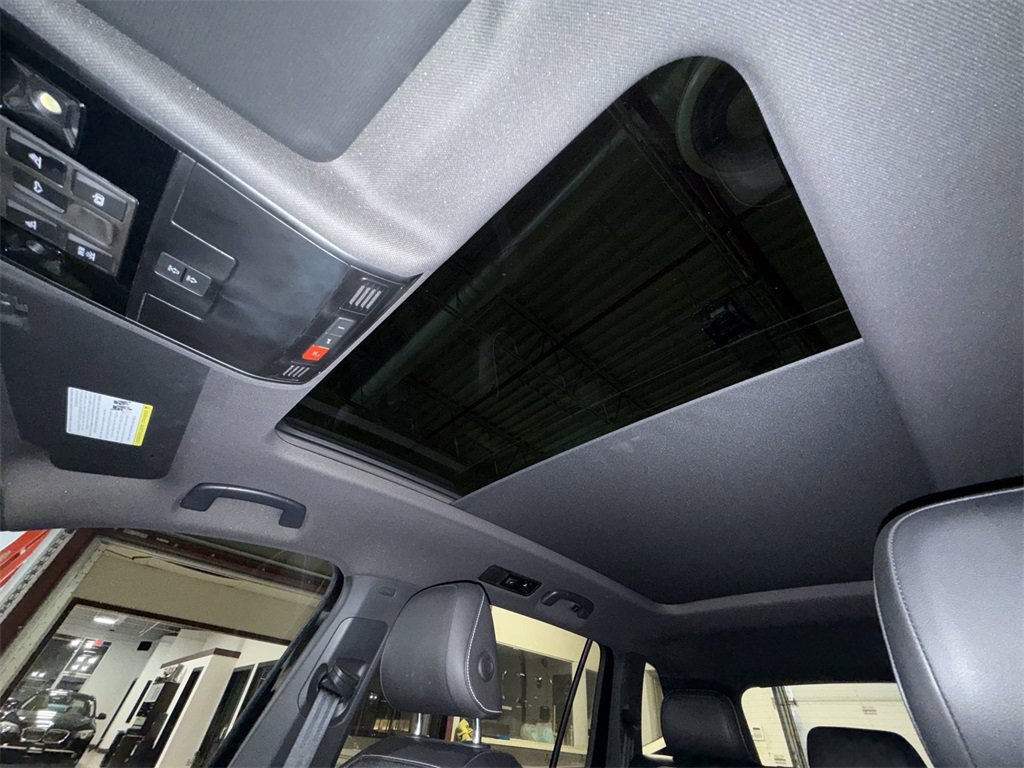 Used 2022 Volkswagen Tiguan SE R-Line image 16