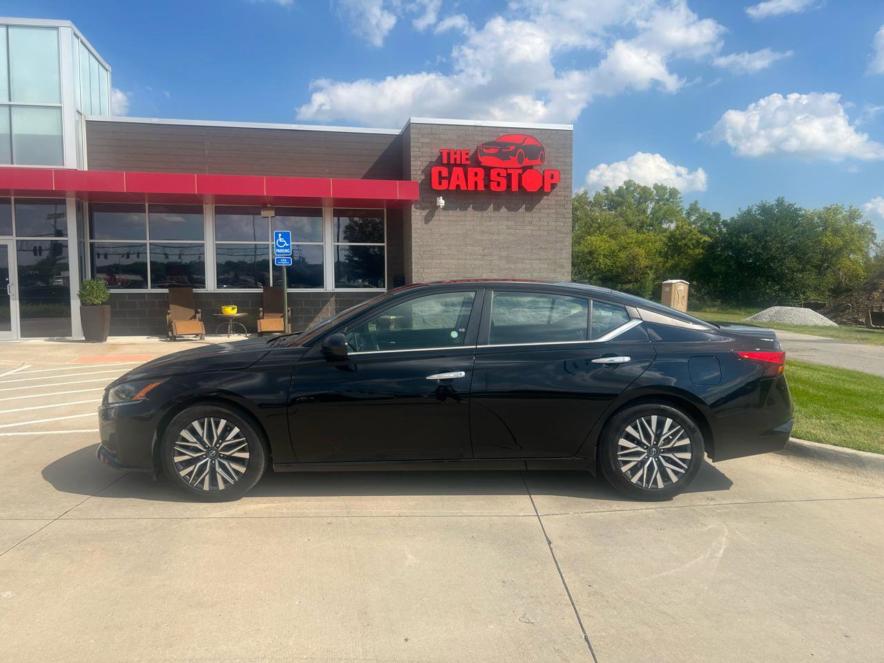 Used 2024 Nissan Altima 2.5 SV FWD image 1