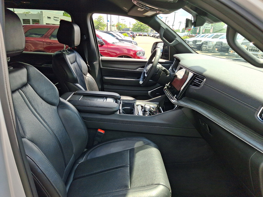 Used 2024 Jeep Wagoneer Series III AWD/4WD image 12