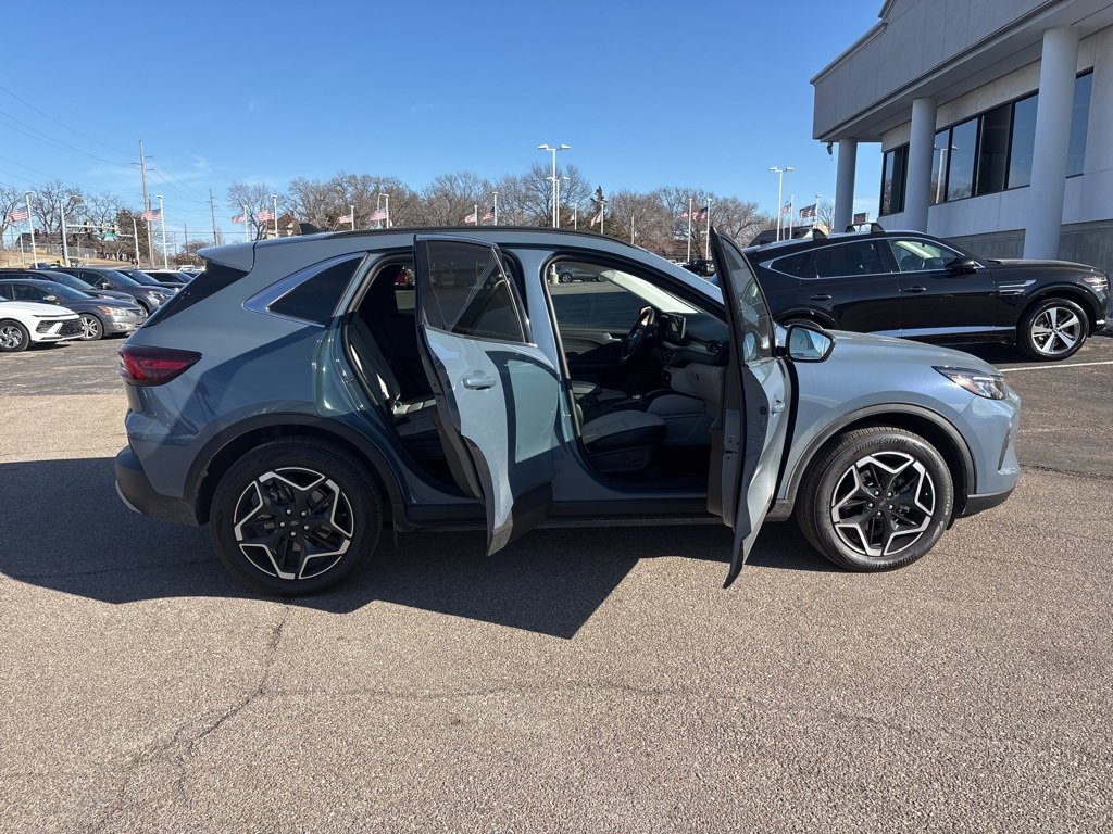 Used 2025 Ford Escape Platinum image 8