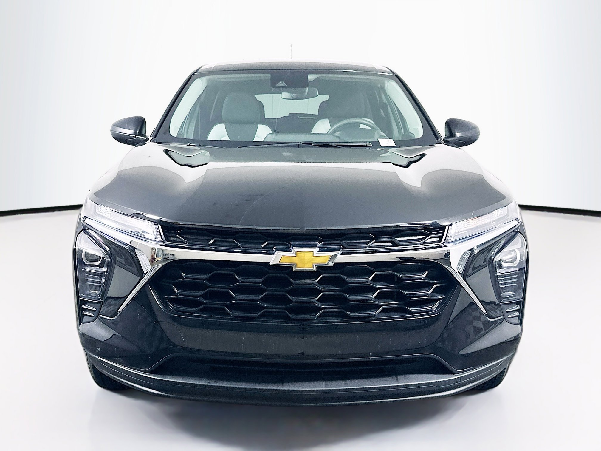 Used 2025 Chevrolet Trax LS image 2