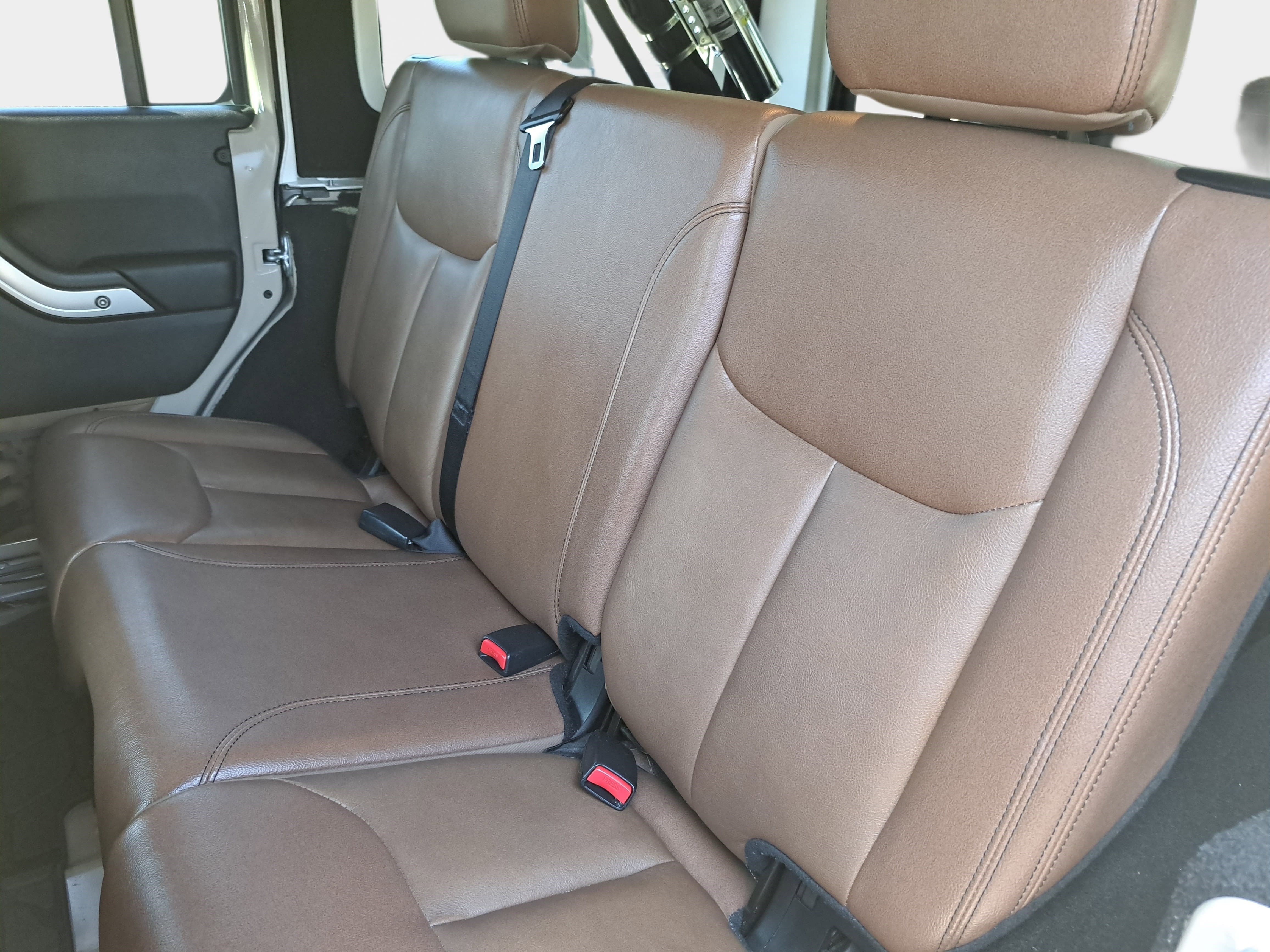 Used 2016 Jeep Wrangler Unlimited Rubicon w/ Connectivity Group image 13