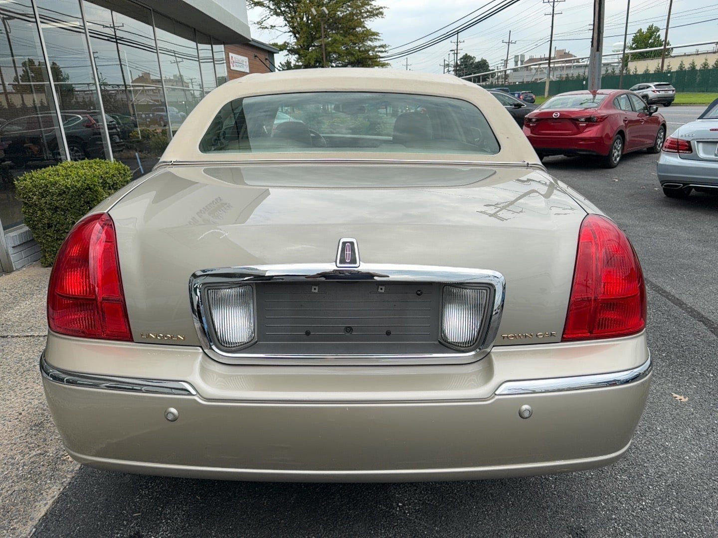 Used 2004 Lincoln Town Car Ultimate RWD image 23