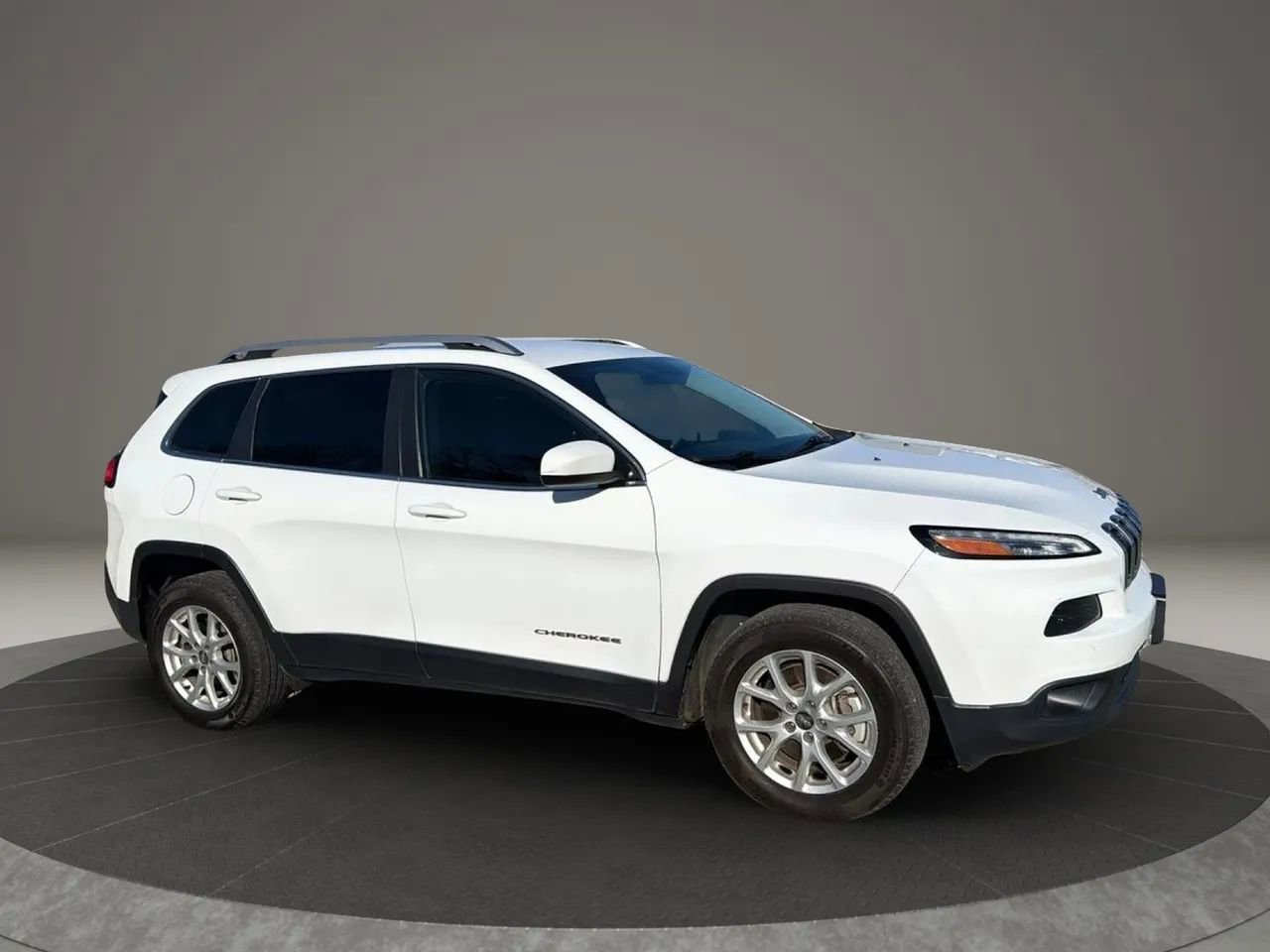 Used 2016 Jeep Cherokee Latitude w/ Cold Weather Group AWD/4WD image 16