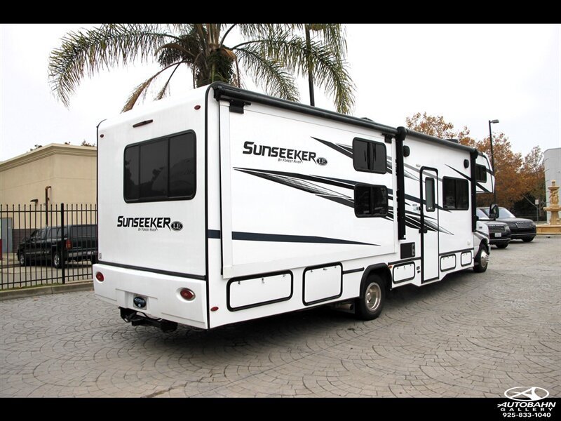 Used 2022 Ford E-450 and Econoline 450 Super Duty w/ Motorhome Prep Package RWD image 9
