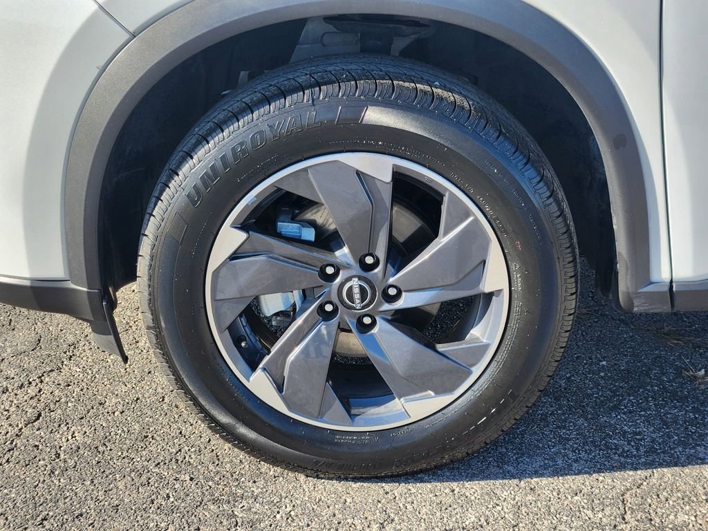 Used 2024 Nissan Rogue SV image 12