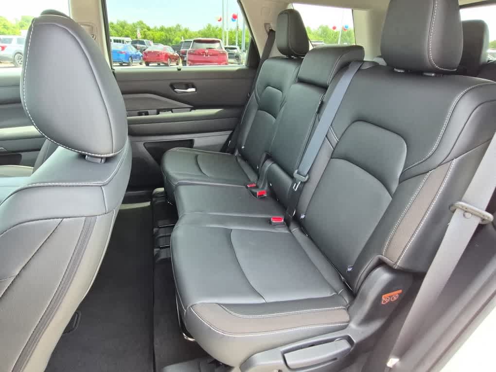 Used 2023 Nissan Pathfinder SL w/ Lighting Package (N92) AWD/4WD image 8