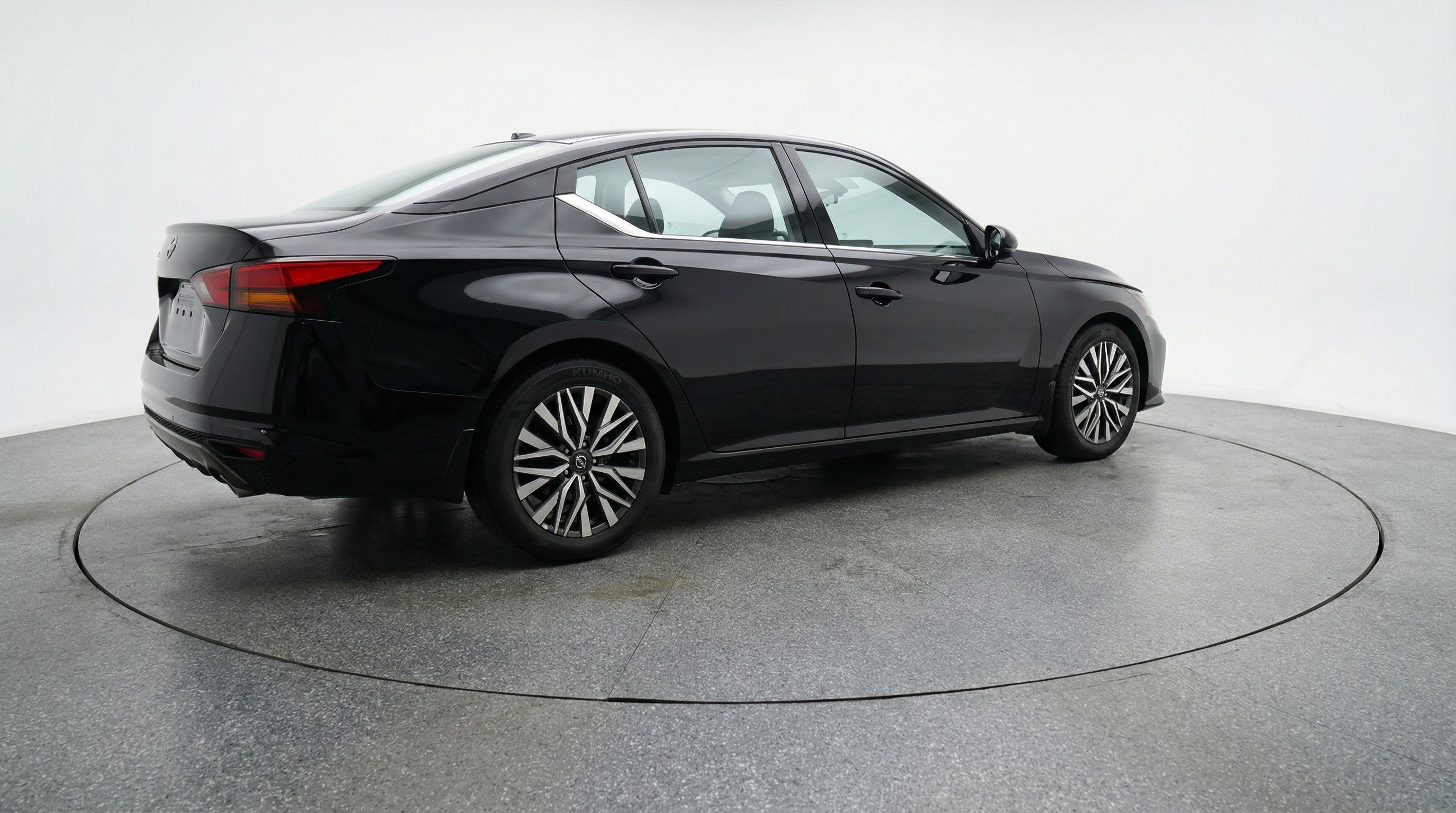 Used 2025 Nissan Altima 2.5 SV image 9