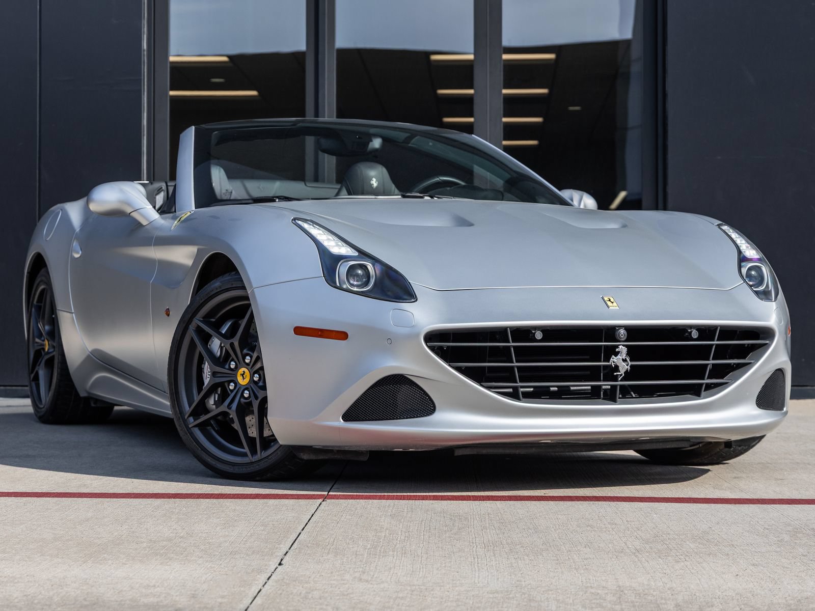 Used 2015 Ferrari California T RWD image 2