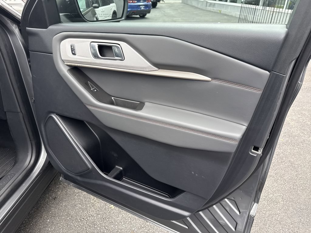 Used 2025 Ford Explorer Active AWD/4WD image 28