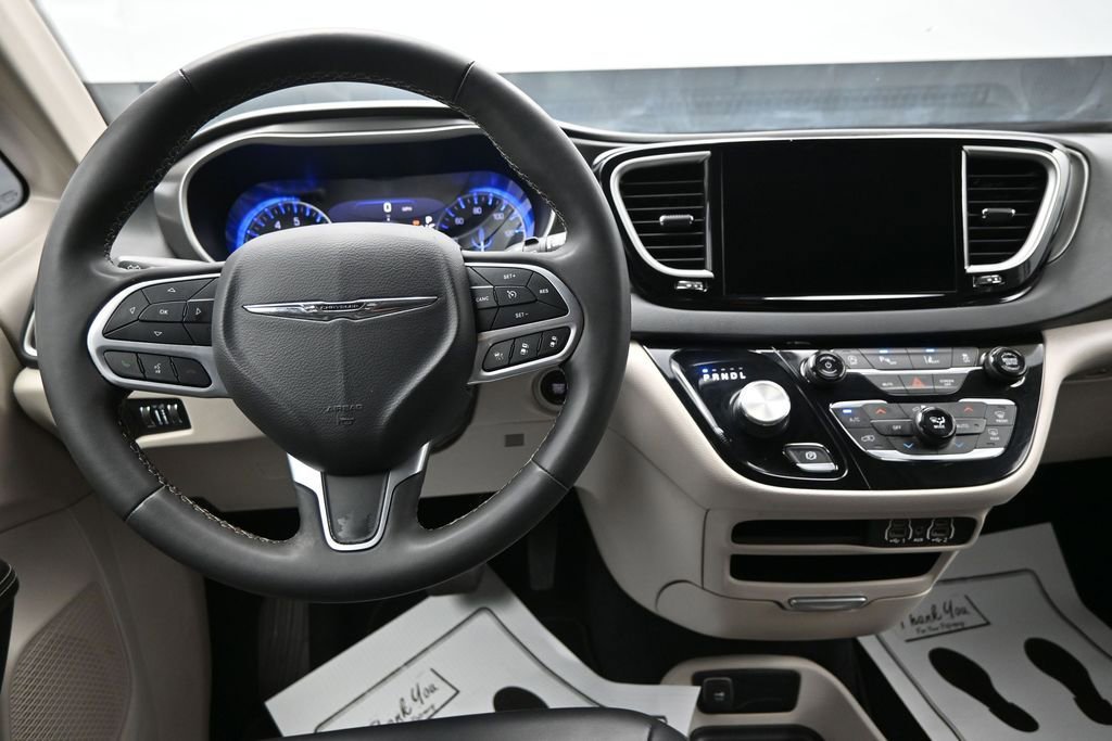Used 2023 Chrysler Pacifica Touring-L FWD image 13