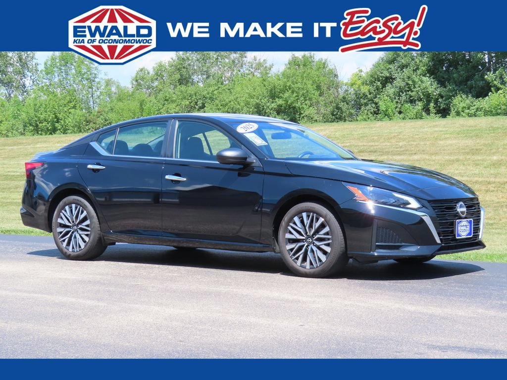 Used 2025 Nissan Altima 2.5 SV FWD image 1