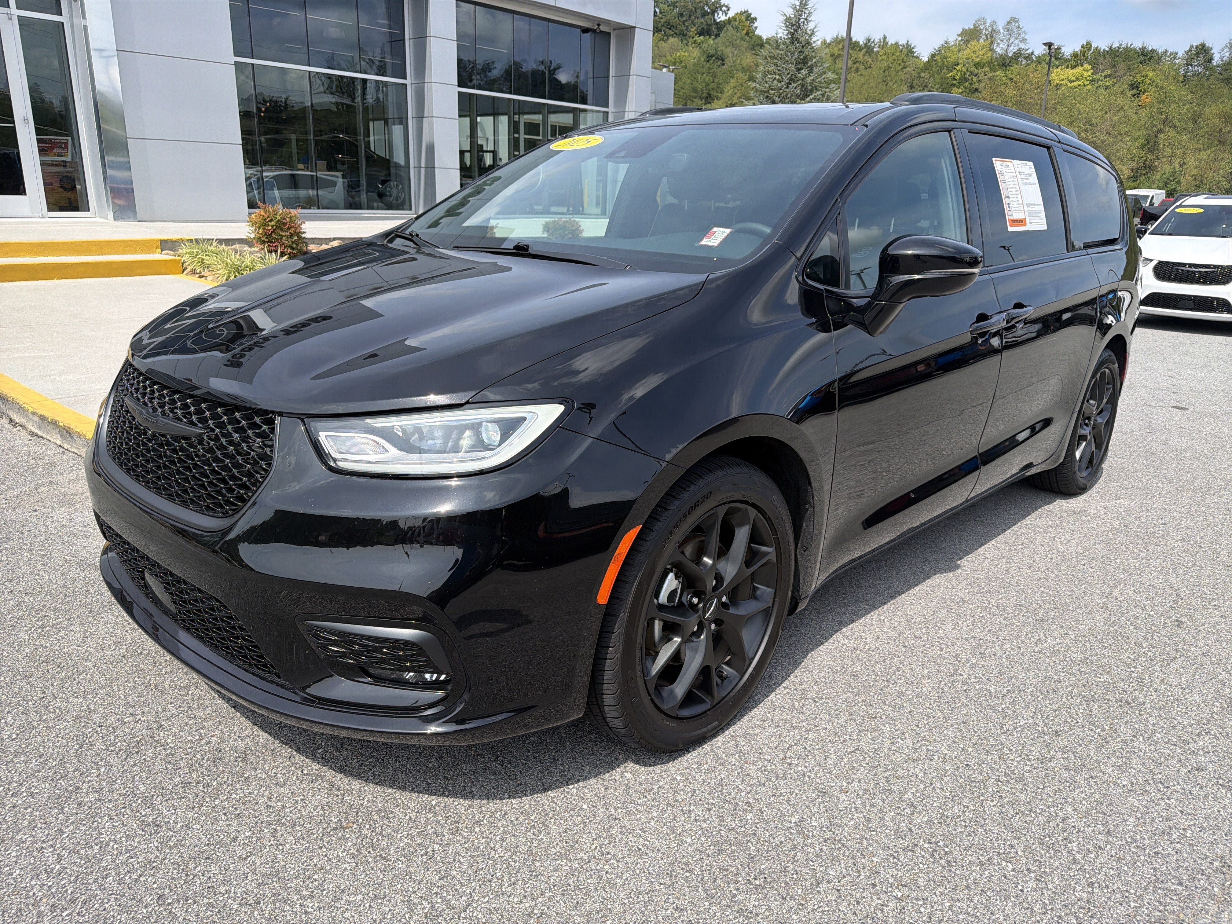 Used 2025 Chrysler Pacifica Limited FWD image 2
