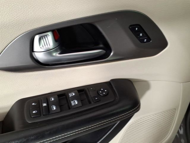 Used 2022 Chrysler Pacifica Touring-L FWD image 14